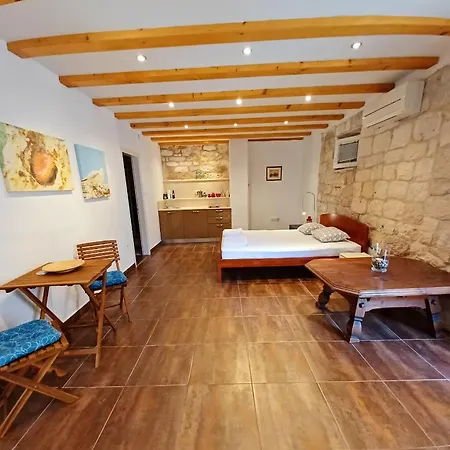 Dolac Stone House *